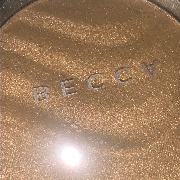 SOLDBECCA cosmetics highlight in Gold Lava - Picture 6 of 6